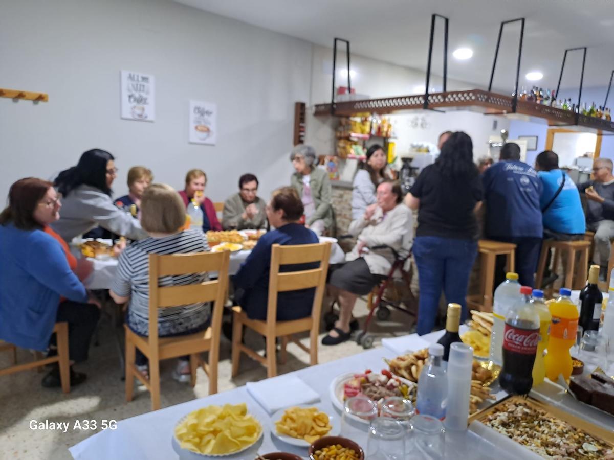 Clientes en la inauguración del «bar del poble» de Rugat.