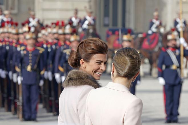 Detalle de los recogidos de Letizia Ortiz y Juliana Awada