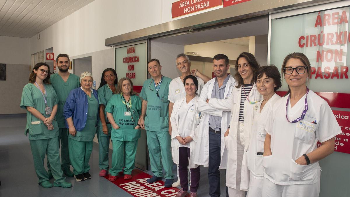 Profesionales de la Unidad de Mama del Chuac, a las puertas del área quirúrgica, en el Hospital Abente y Lago.