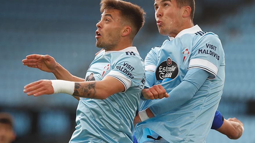 Beltrán y Carlos Domínguez se preparan para despejar el balón de cabeza ante el Getafe. // Ricardo Grobas