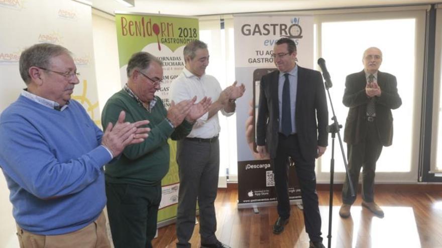 Presentación del calendario del Benidorm Gastronómico 2018, con el padrino de honor, Antonio Barco González, a la derecha de la imagen