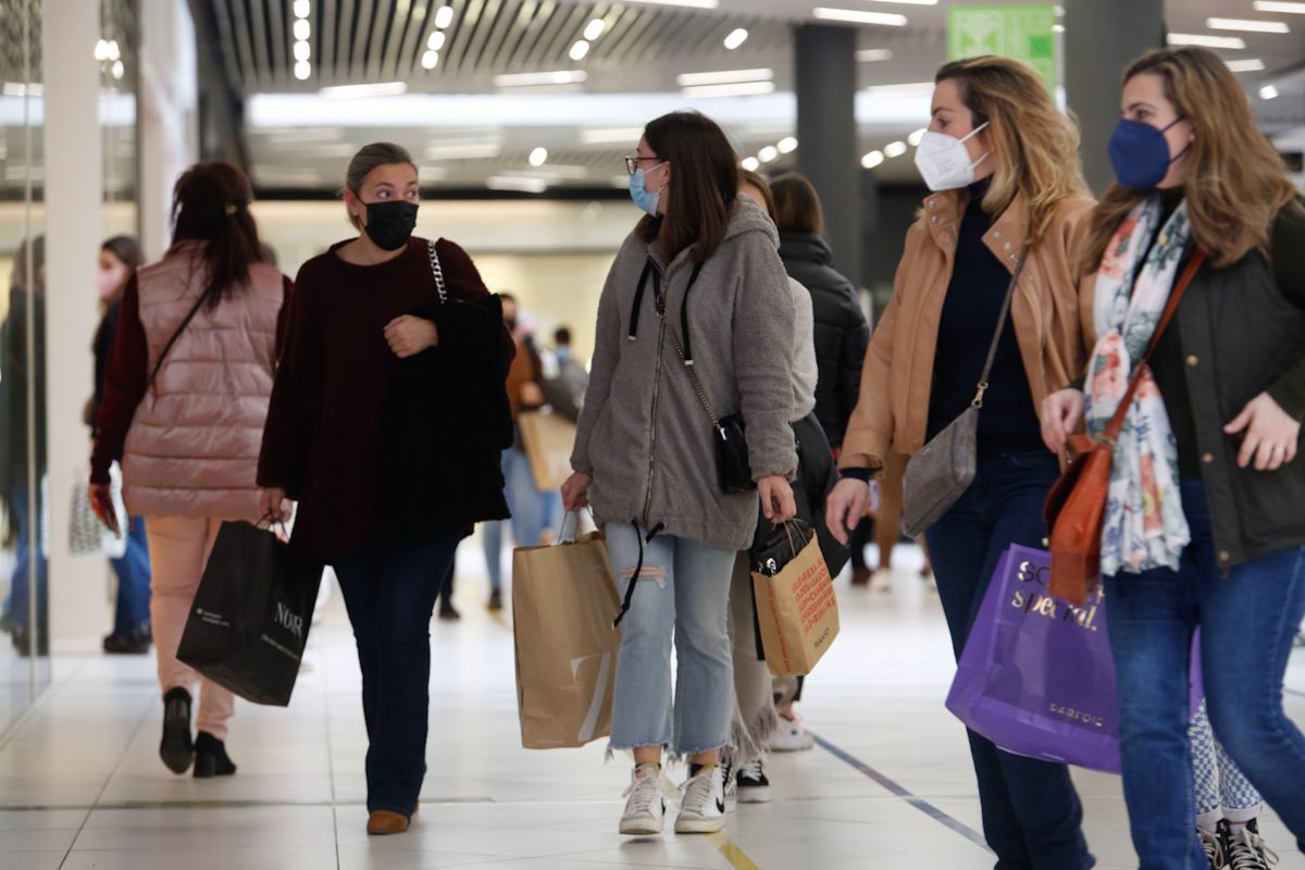 Afluencia y colas en el inicio de las rebajas de Enero