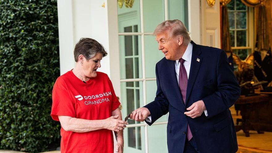 "Esto no parece planeado": Trump pide McDonald's desde la Casa Blanca y le da 100 dólares de propina a la repartidora