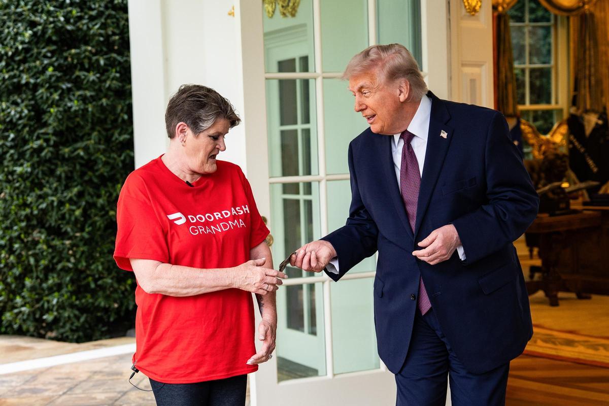 Trump entrega la propina a Sharon Simmons, la repartidora que ha llevado la comida de McDonald's a la Casa Blanca.