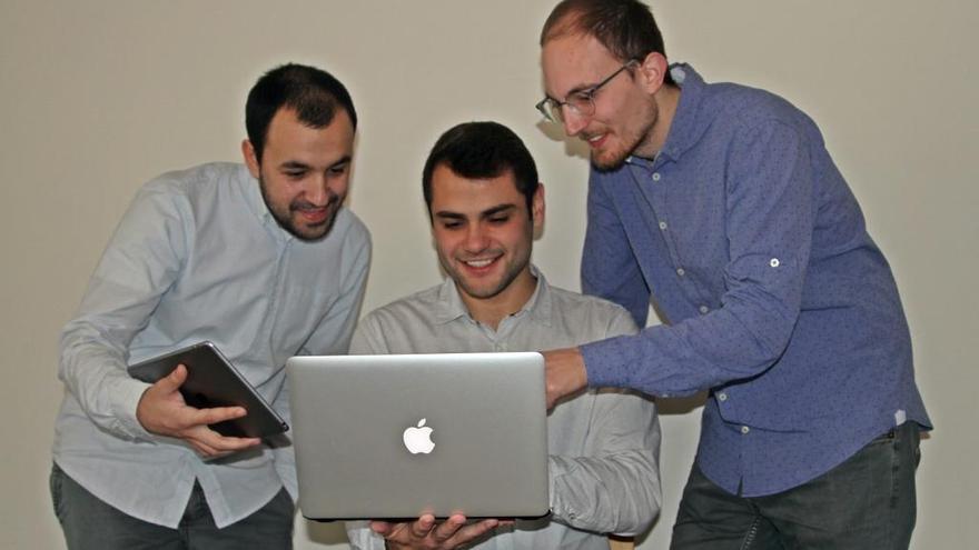 D&#039;esquerra a dreta, Adrià Martín, Adrià Guitérrez i Damián Martínez, enginyers de noves tecnologies