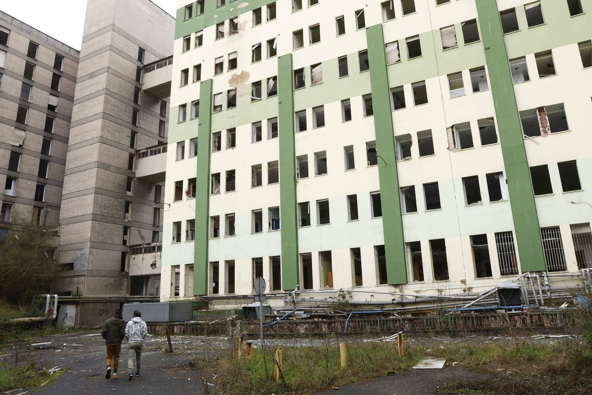 EN IMÁGENES: Viaje al interior del viejo HUCA, desvalijado y vandalizado por su abandono