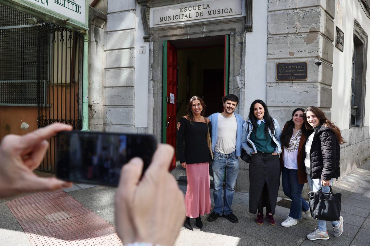 Rodrigo Cuevas posa con un grupo de seguidoras delante de la Escuela de Música de Oviedo.