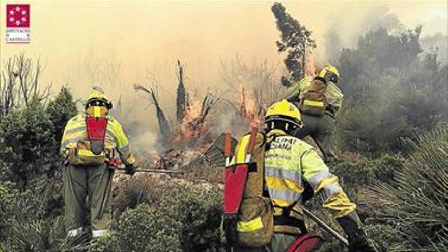 Un camión en llamas provoca un incendio forestal en Vilafamés