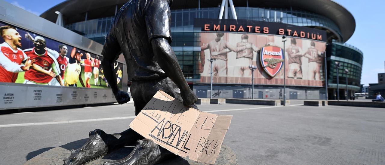 Un cartel contra la Superliga frente al estadio del Arsenal