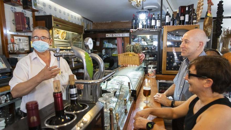 Dos clientes en la barra de un bar en Valencia en la fase 3.