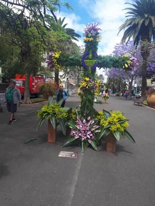 Concurso de Cruces de Flores Naturales