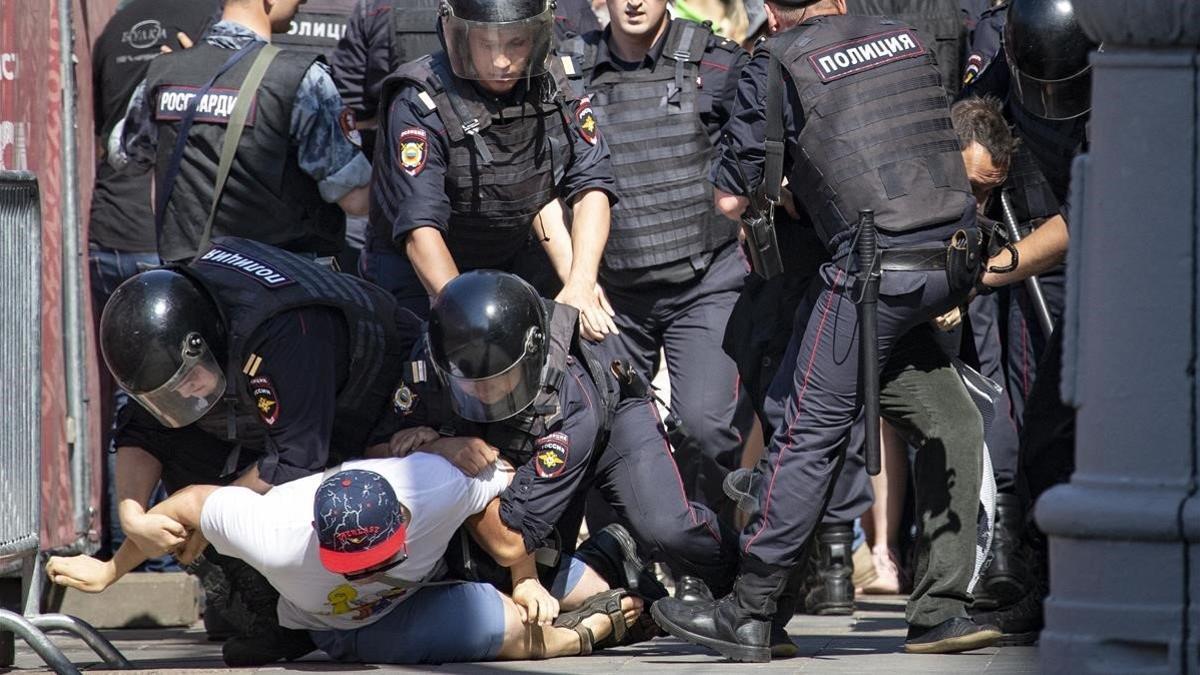 Un grupo de policías detienen a manifestantes, en la protesta del sábado en Moscú.