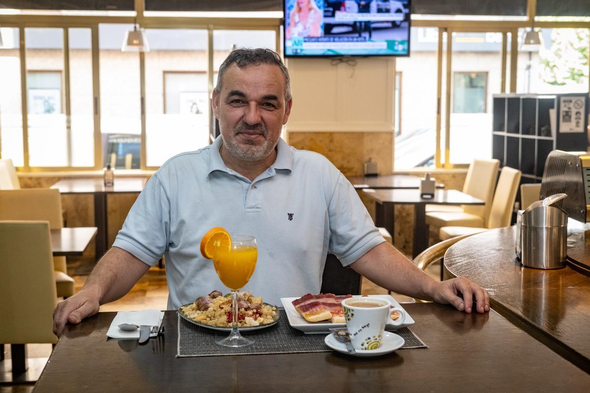 Marco Antonio Pintiado con un desayuno en el bar 'La Esquina'.