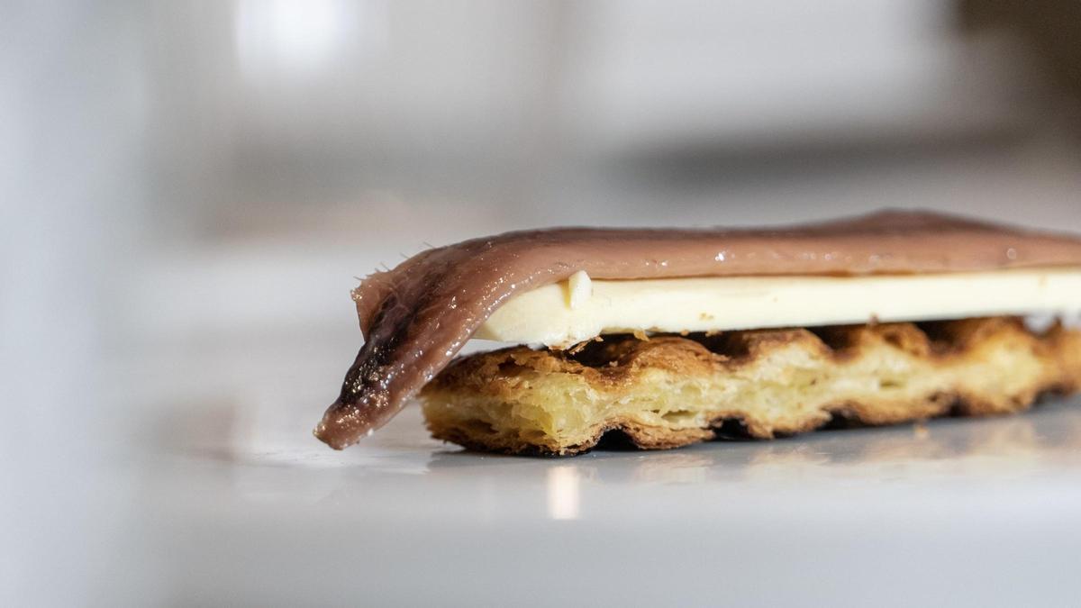 La anchoa sobre mantequilla y pan de 'croissant'.