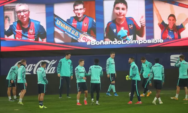 Así lucen las espectaculares pantallas del Ciutat preparadas para la Copa