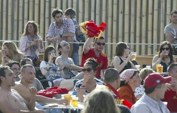 La afición zaragozana apoya a España en su debut en Las Playas