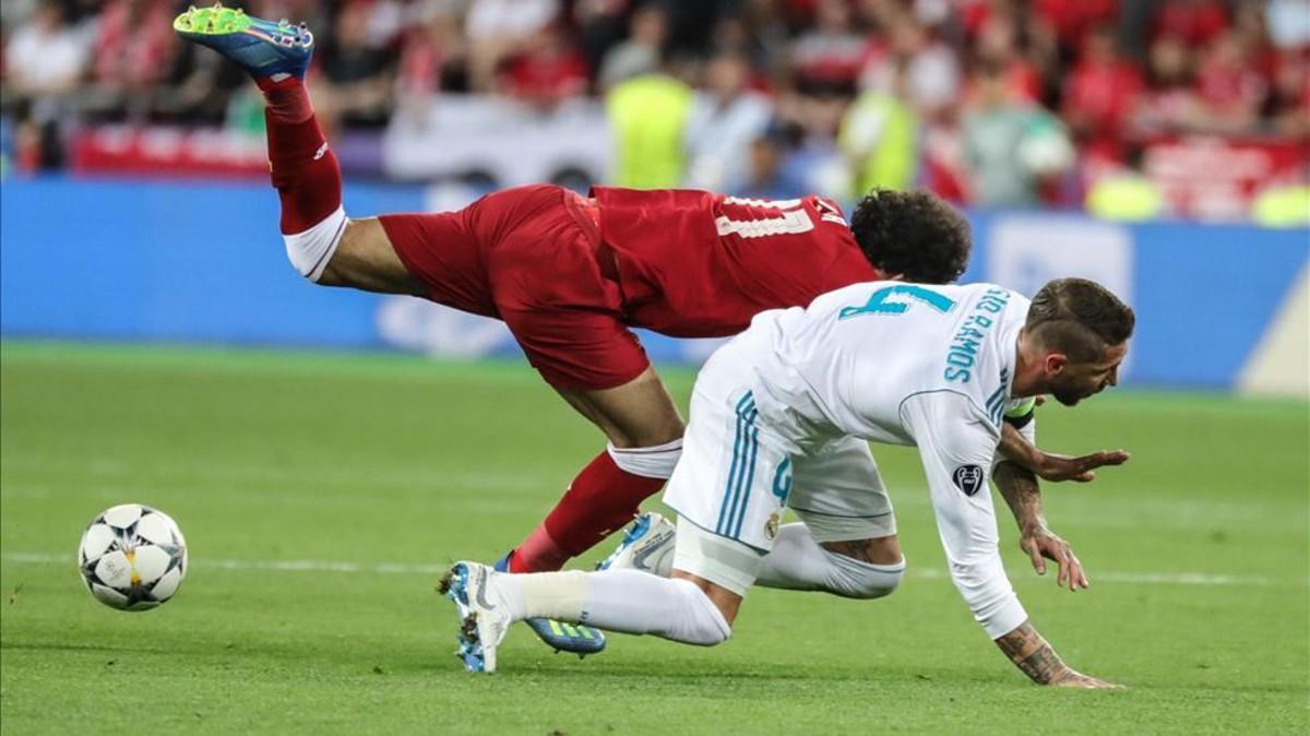 El agarrón de Sergio Ramos a Salah, en el centro de la polémica