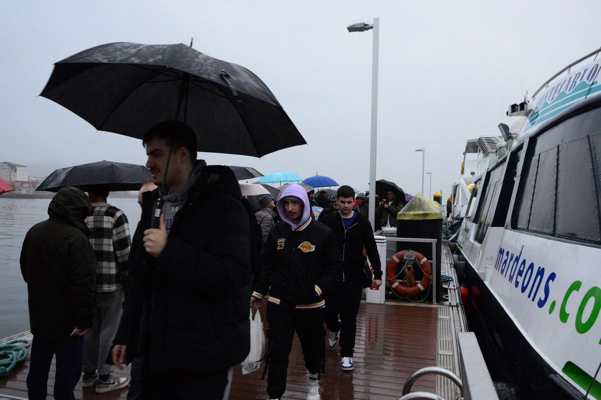 Usuarios del transporte marítimo en el puerto de Cangas.