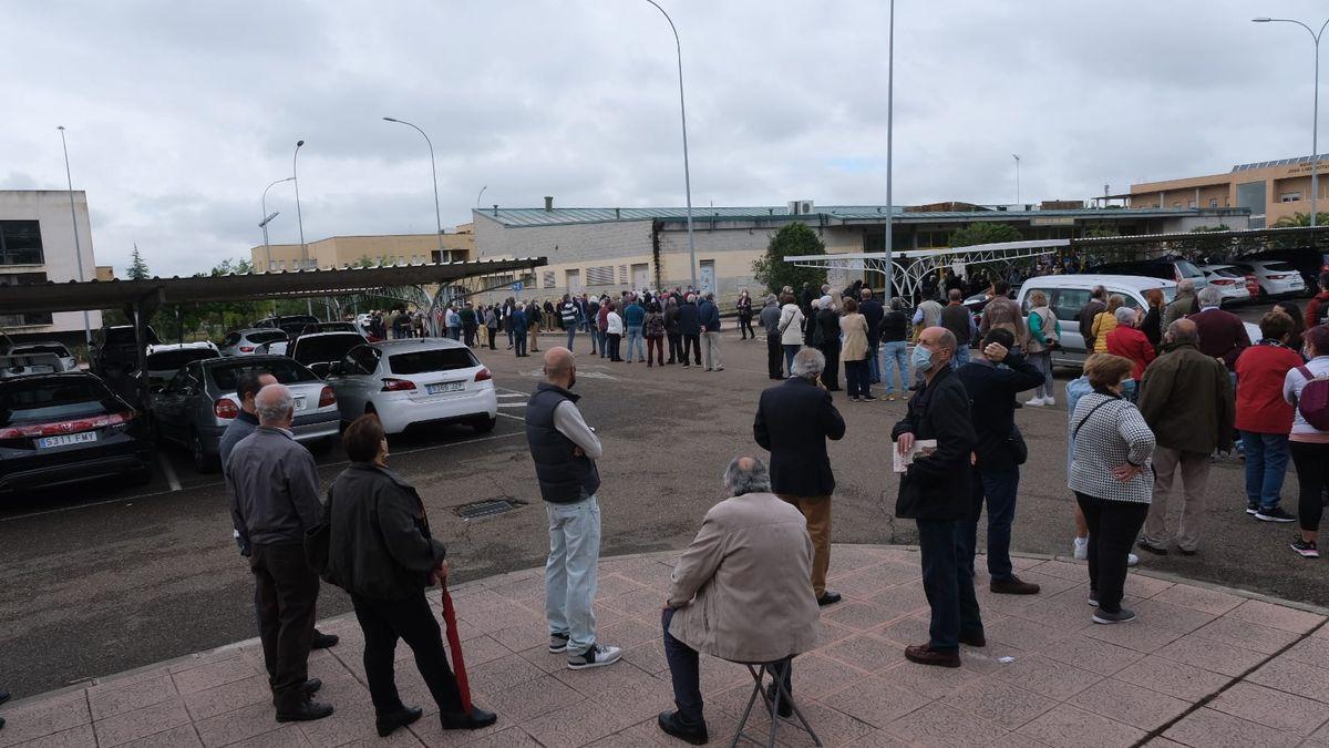 La convocatoria para la vacunación masiva de mayores de 70 años en Badajoz se desborda