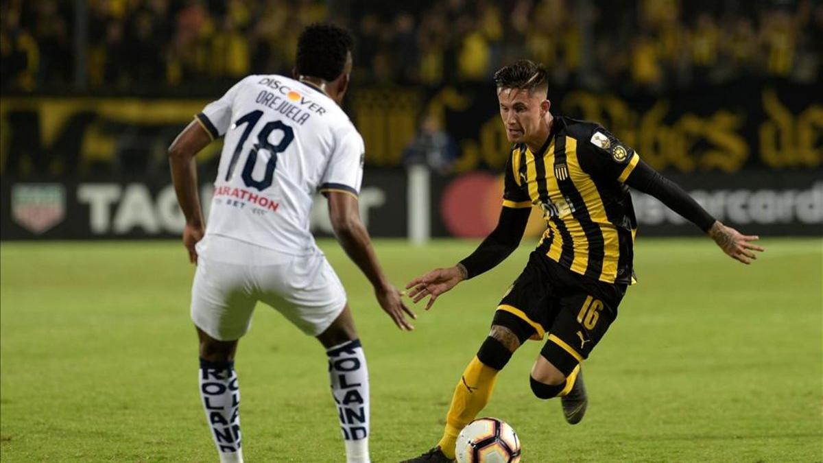 Peñarol y Liga de Quito protagonizaron un disputado partido por la Copa Libertadores