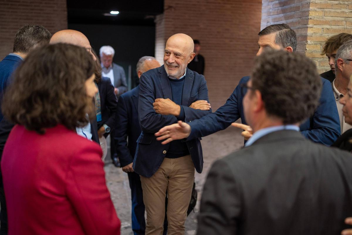 Fèlix Noguera, director general de Prensa Ibérica en Catalunya y Baleares, conversa con otros asistentes a las jornadas.