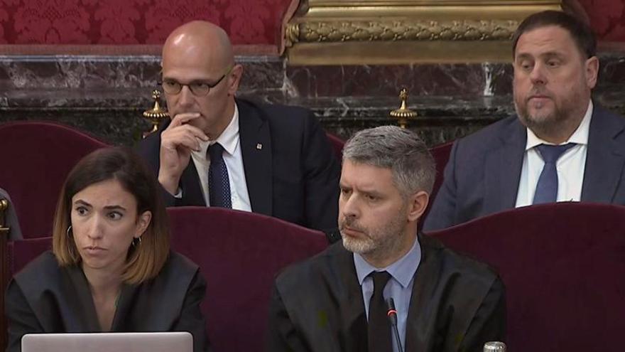 Raül Romeva i Oriol Junqueras, en un moment del judici al Suprem, darrere els seus advocats