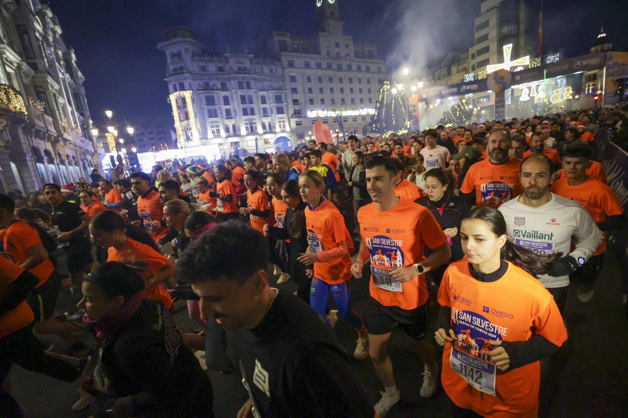 EN IMÁGENES: Alejandro Onís y Mariam Benkert saltan del segundo al primer puesto en la San Silvestre de Oviedo