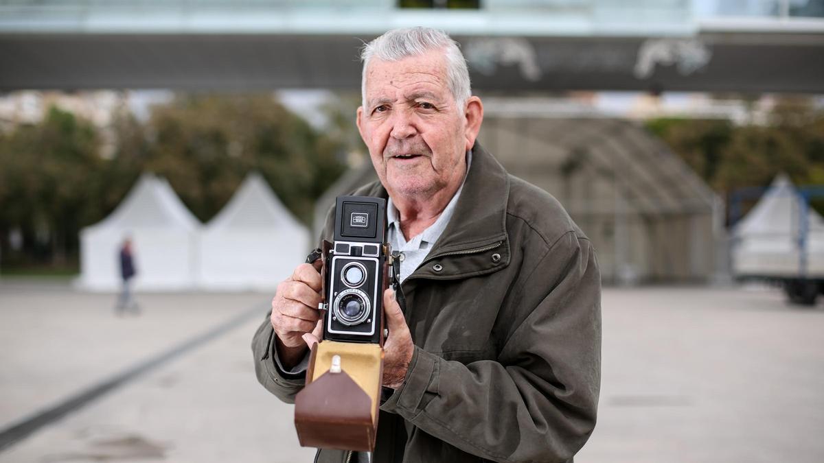 Francisco Pérez Bayona, &quot;Quico, el Fotógrafo&quot;, con una de sus cámaras antiguas en Benidorm.