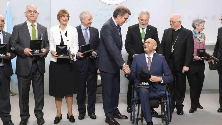 Fotografía de familia de los premiados con la Medalla del Parlamento de Galicia, ayer, en Santiago. // Xoán Álvarez