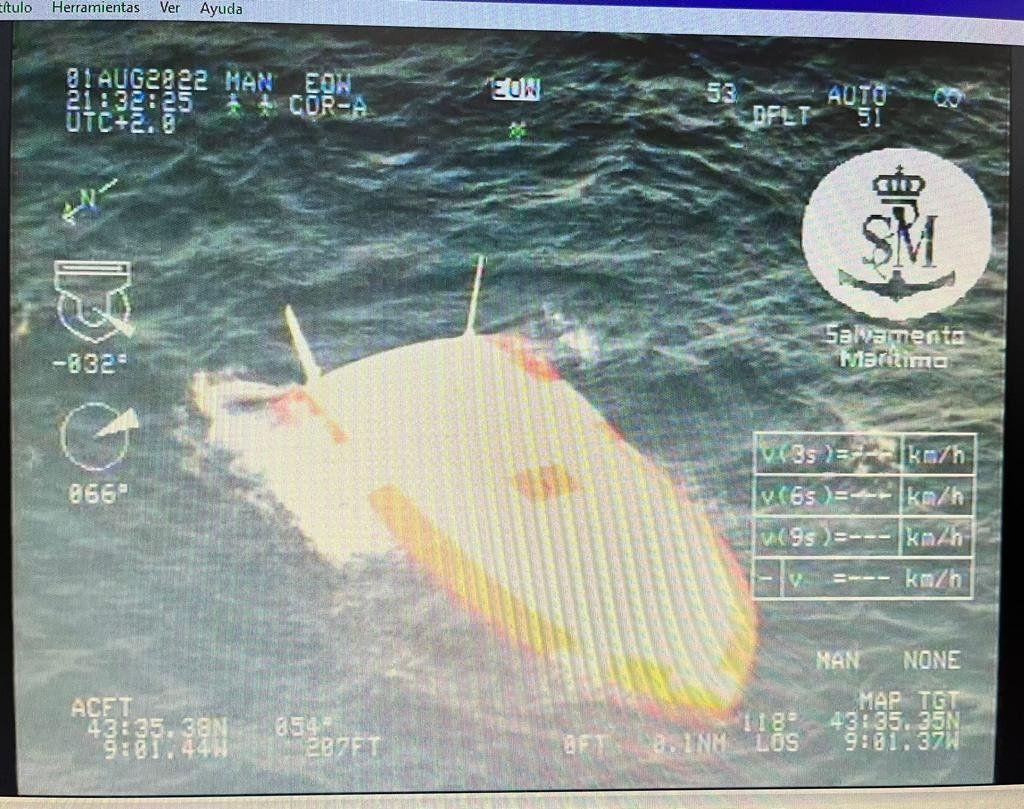Así fue rescatado el tripulante del velero volcado en Malpica
