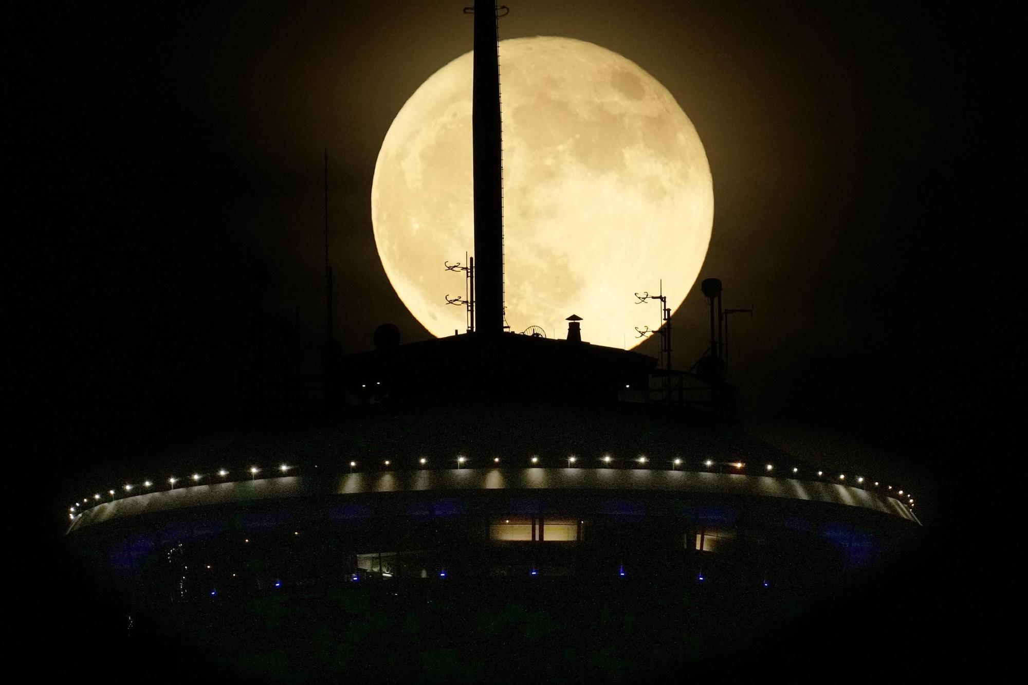 The supermoon rises over the Tower of the Americas, Monday, Aug. 19, 2024, in San Antonio. (AP Photo/Eric Gay) Associated Press/LaPresse / EDITORIAL USE ONLY/ONLY ITALY AND SPAIN