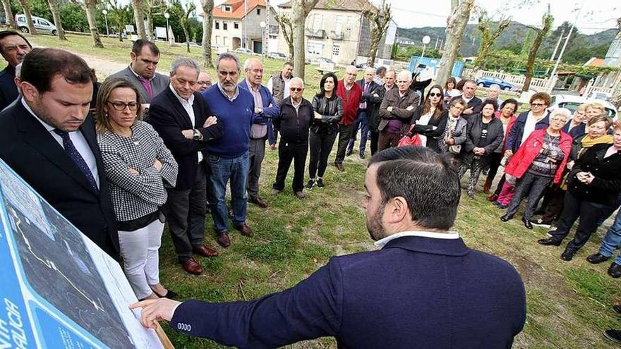 Presentación del proyecto, ayer, en Augasantas con la conselleira y el alcalde de Cotobade. // G.S.