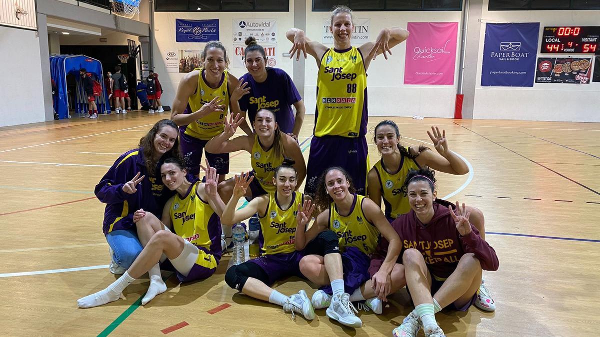 Las jugadoras del Sant Josep Obrer celebran su victoria en la pista del Ágora Portals