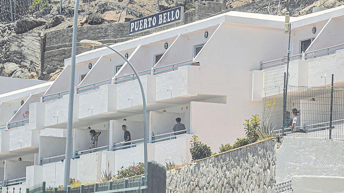 Varios menores migrantes en las terrazas del complejo Puerto Bello, en Puerto Rico, en una imagen de 2021.