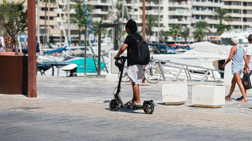 Un usuario circula en patinente sin casco ni chaleco reflectante. | TONI ESCOBAR