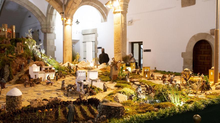Más de 300 figuras, incluida una Carantoña, componen el belén de la Diputación de Cáceres