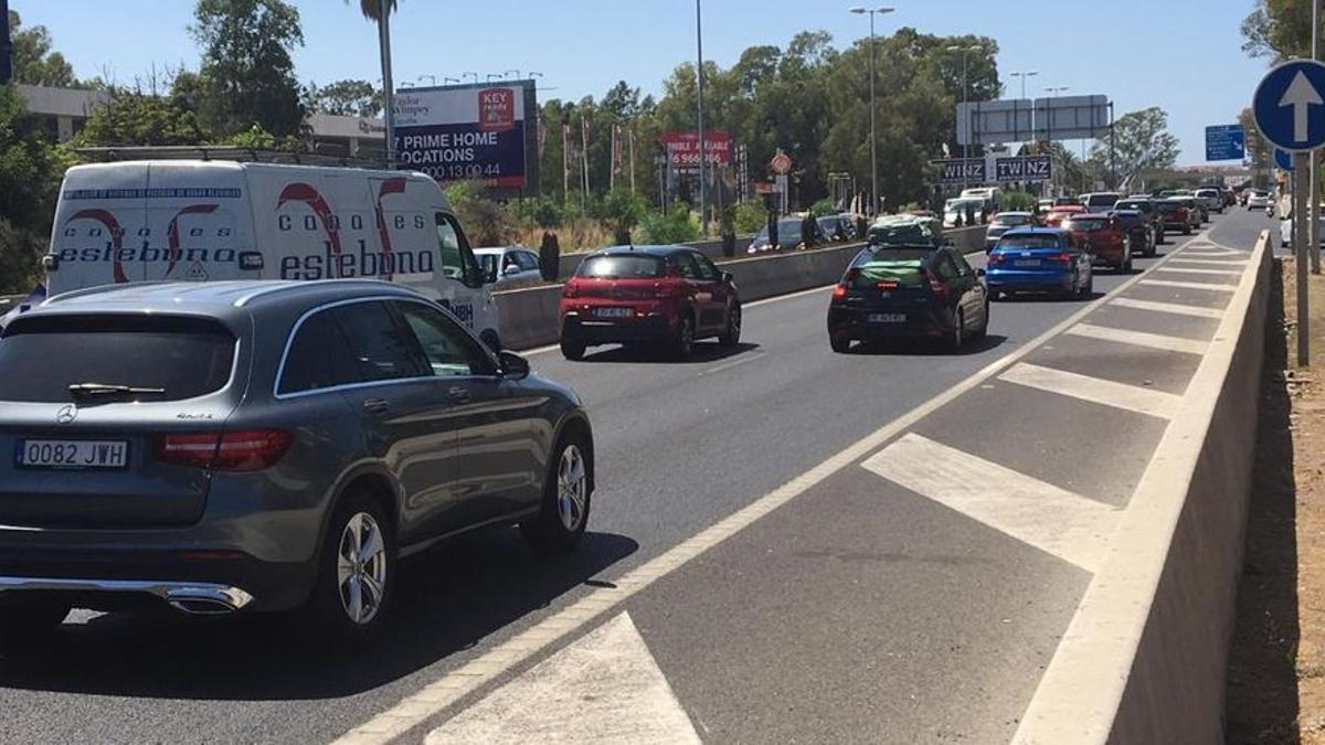 Vehículos hacen cola en un tramo de la A-7entre Marbella y San Pedro.