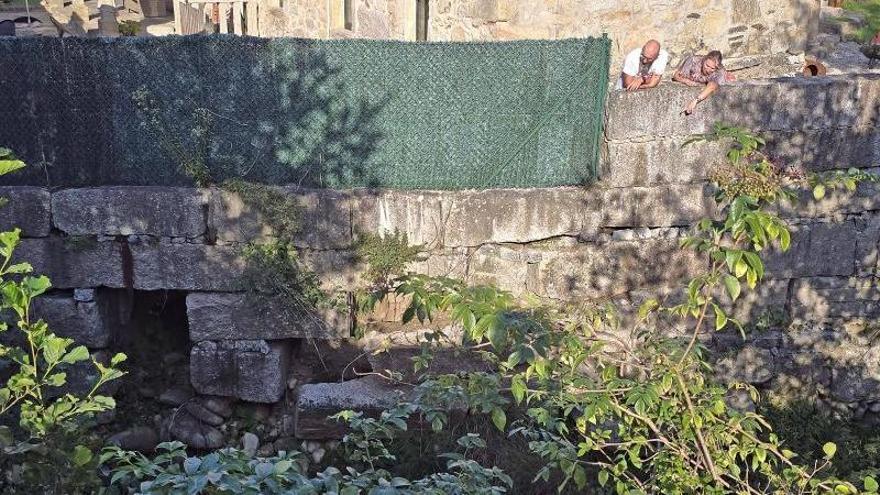 El muro del río Groba amenaza con desmoronarse 20 años después de las riadas de Sabarís