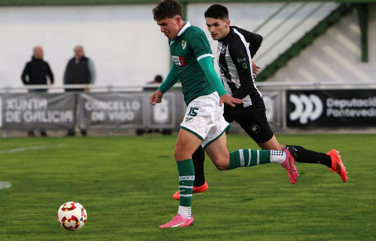 Fer conduce el balón presionado por un jugador del Escobedo, ayer en O Vao. |  José Lores