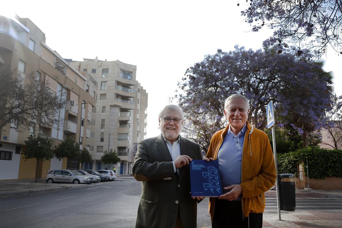 José Manuel Cabra de Luna y Ángel Asenjo, con la obra, delante del edificio Auditorium.