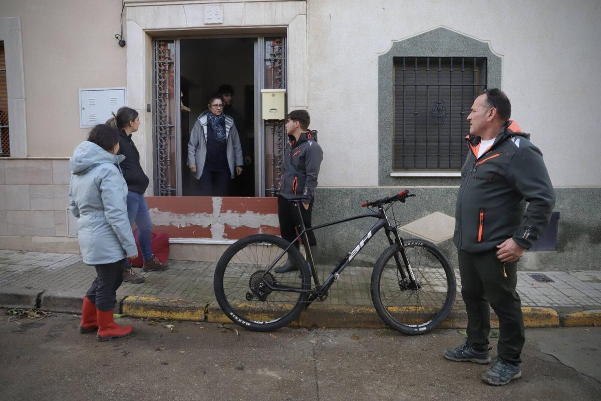 Desalojo de vecinos en Alcolea por riesgo de inundación.