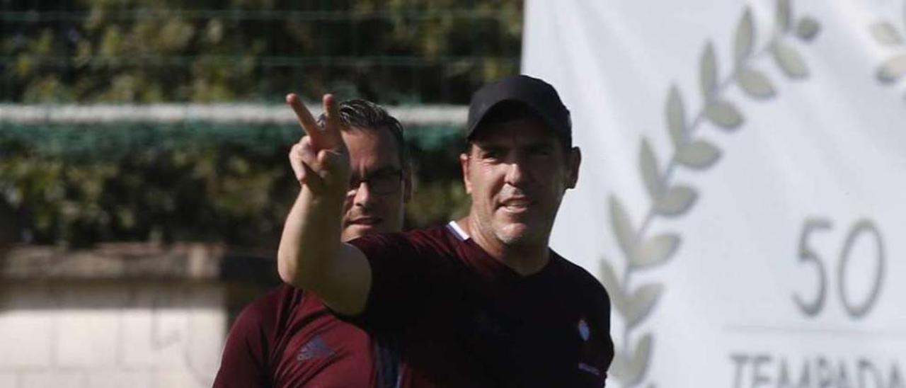 Eduardo Berizzo instruye a sus jugadores durante un reciente entrenamiento en A Madroa. // Ricardo Grobas