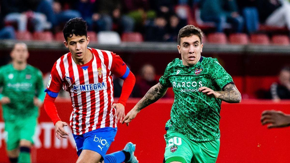 Joni Montiel, durante el partido en El Molinón