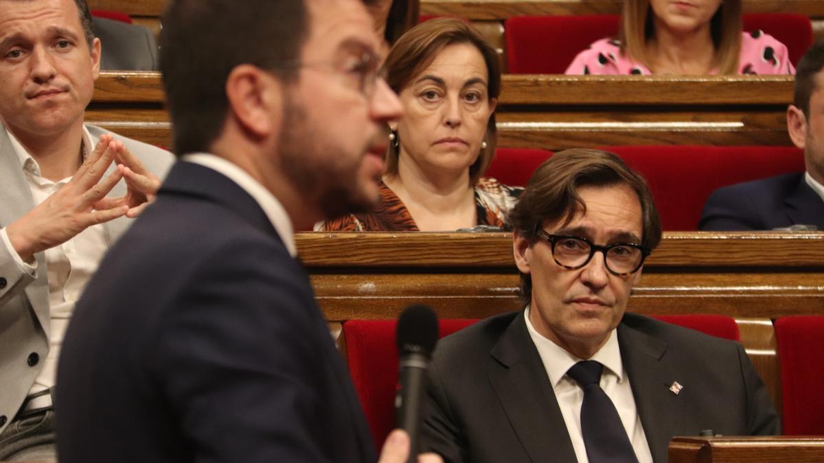 El líder del PSC, Salvador Illa, mirant el president de la Generalitat, Pere Aragonès, mentre intervé a la sessió de control del juliol | ACN/Mariona Puig