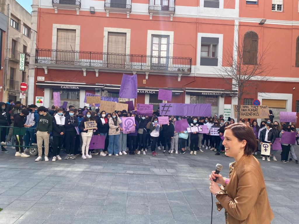 Lectura del manifest 8M a la Jonquera a càrrec de les alumnes de batxillerat de l'institut