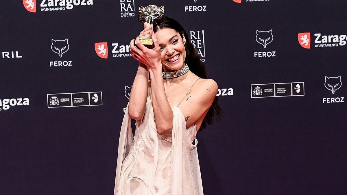 Ana Rujas posa con su Premio Feroz a mejor actriz protagonista por la serie 'Cardo'
