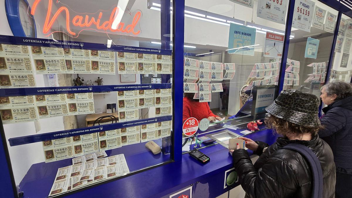 Colas de clientes para comprar lotería de Navidad, entre otras apuestas.