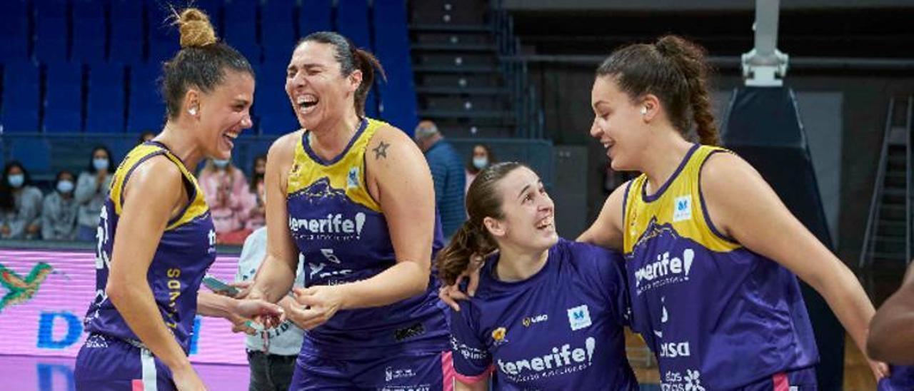 Varias jugadoras del Clarinos Tenerife celebran la victoria contra el Valencia.