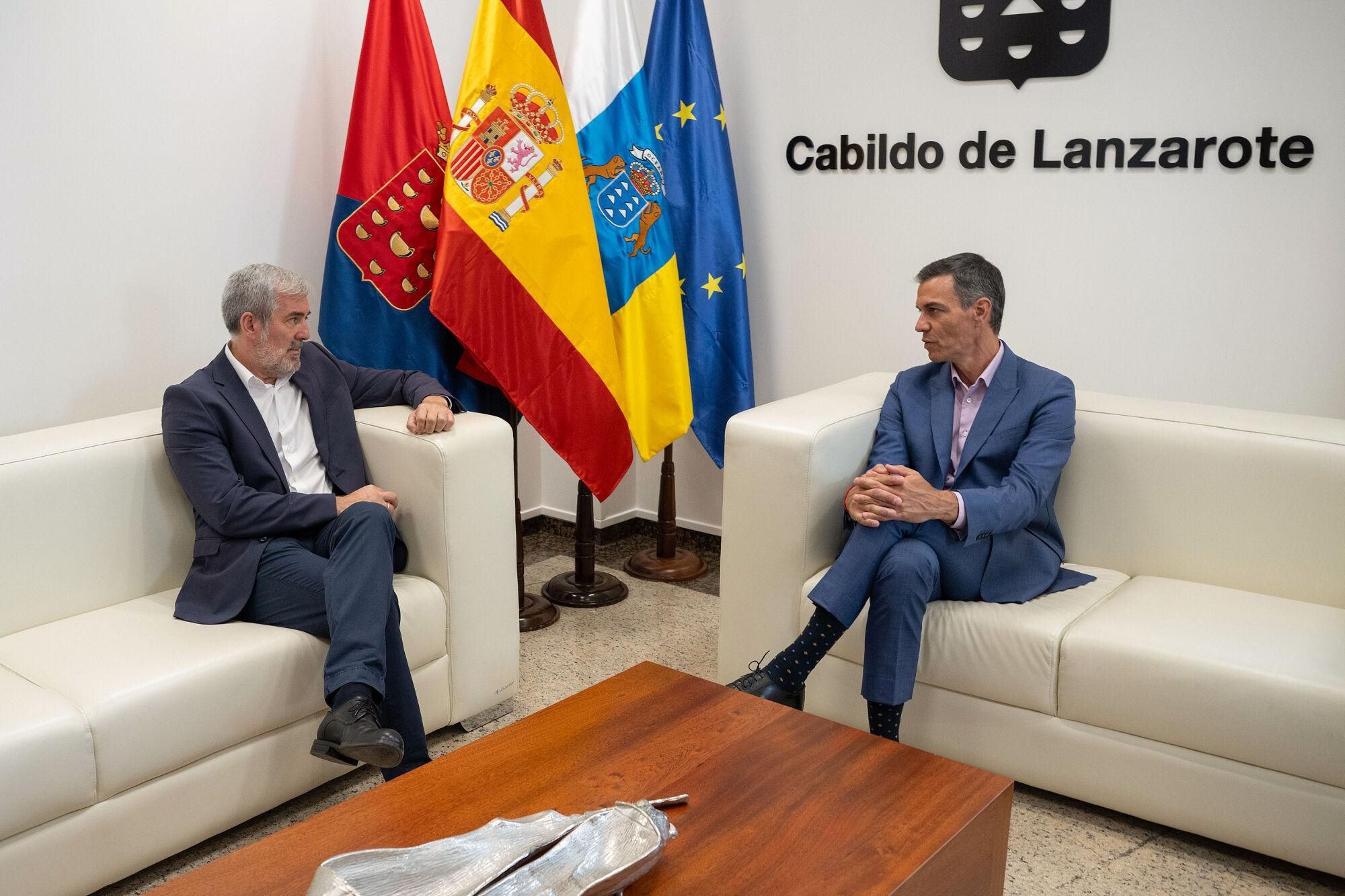 La reunión entre Pedro Sánchez y Fernando Clavijo en Lanzarote, en imágenes