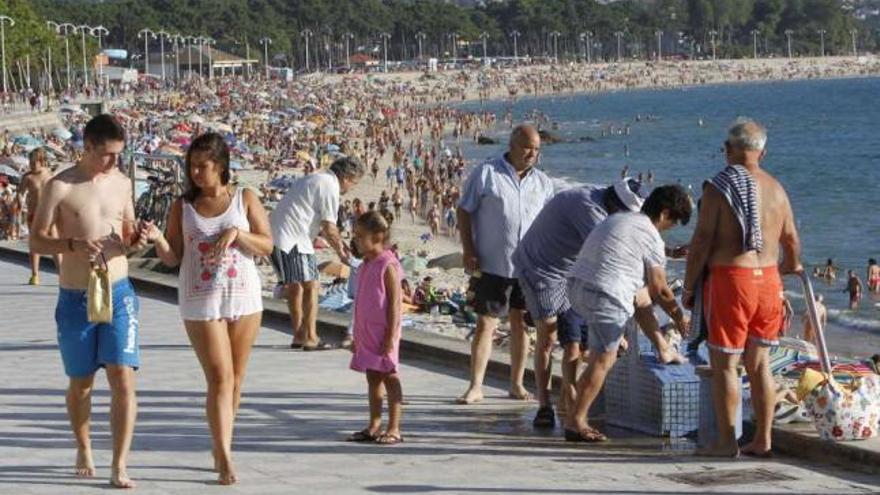 Aspecto de la playa viguesa de Sanil en la tarde de ayer repleta de bañistas.  // José Lores